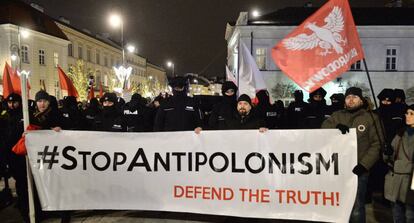 Manifestación en Varsovia en apoyo al proyecto de ley sobre el Holocausto.