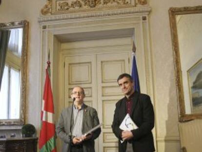 El alcalde de San Sebastián, Juan Karlos Izagirre, y el secretario de Paz y Convivencia, Jonan Fernández, este viernes.