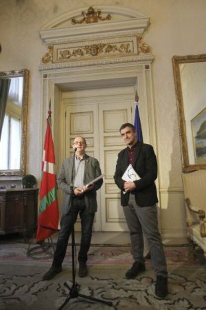 El alcalde de San Sebastián, Juan Karlos Izagirre, y el secretario de Paz y Convivencia, Jonan Fernández, este viernes.