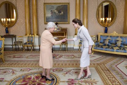 Angelina Jolie fue recibida en octubre de 2014 por la reina Isabel en el palacio de Buckingham. La jefa de Estado recibió a la intérprete tras nombrarla dama de honor del Imperio británico por su trabajo para tratar de poner fin a la violencia sexual en zonas de guerra. 