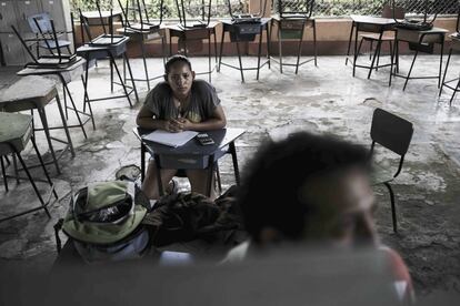 Una mujer recibe clases en una escuela de Upala. Vivir en la deprimida zona fronteriza en el cantón de Upala entre Costa Rica y Nicaragua supone para miles de personas una lucha continua entre la escasez y el afecto de los solidarios vecinos.