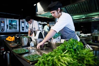 Marte dirige un equipo de 15 personas en la cocina del local donde fue nombrada chef en 2013.