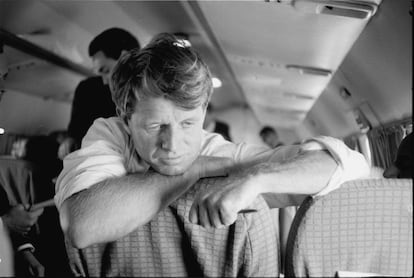 O senador Robert F. Kennedy repousa sobre um assento durante viagem de avião em novembro de 1966. Durante os três anos e meio que exerceu o mandato de senador ele também visitou a África do Sul, onde o apartheid vivia seu auge. Lá ele falou de política internacional e questionou a guerra do Vietnã.