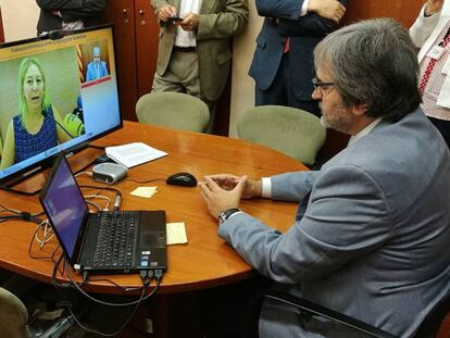 El secretari de Presidència, Joaquim Nin, fa una videoconferència amb Neus Munté.