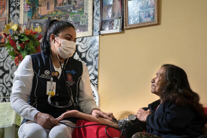 Mujer es atendida por un médico de familia en el sistema público de salud de São Paulo, Brasil