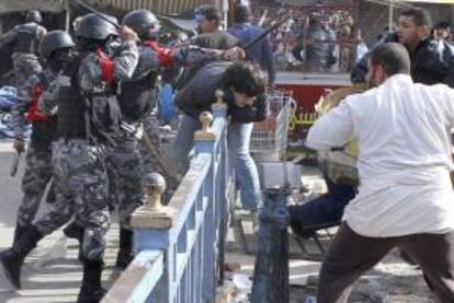 Policía antidisturbios de Jordania pega a un manifestante que participaba en una protesta en contra de la subida del precio del petróleo en Amán, Jordania ayer 16 de noviembre de 2012.