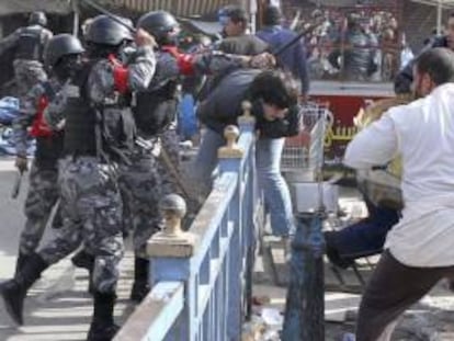 Policía antidisturbios de Jordania pega a un manifestante que participaba en una protesta en contra de la subida del precio del petróleo en Amán, Jordania ayer 16 de noviembre de 2012.