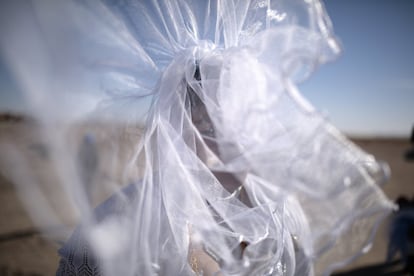 Uyuni, Bolivia, 2 de octubre de 2021: El viento mueve el velo de novia de Paola al término de la ceremonia religiosa en Uyuni. Samuel, el marido de Paola, trabaja actualmente como mecánico de motocicletas en un taller en Amayapampa, un pequeño pueblo del mismo departamento de Potosí. Ella es ama de casa, y sueña con poder estudiar algún día diseño de moda.