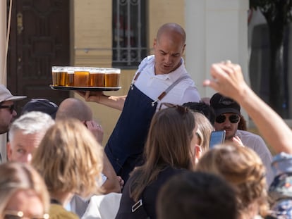 Empleados en un comercio de hostelería de Sevilla, el pasado octubre.