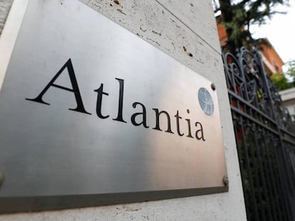 Logotipo de la empresa de infraestructuras Atlantia en su sede de Roma.