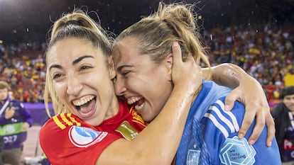 Olga Carmona y Cata Coll celebran el pase de España a la final de la Eurocopa este miércoles en Zúrich.