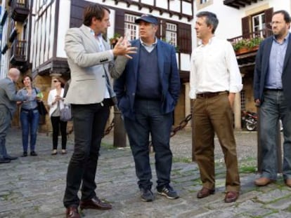 El escritor Federico Moccia, con gorra, en su paseo por Hondarribia, acompañado por el alcalde, Aitor Kerejeta (segundo por la derecha).