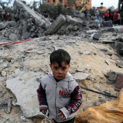 A child looks on as Palestinians inspect the site of an Israeli strike on a house, in Khan Younis in the southern Gaza Strip March 20, 2025. REUTERS/Hatem Khaled