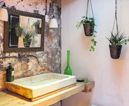 Decoración con materiales recuperados en el Eco boutique Hostal Grau, en Barcelona.