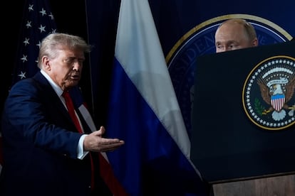 El presidente estadounidense Donald Trump, y su homólogo ruso, Vladimir Putin, llegan a la rueda de prensa en la base Elmendorf-Richardson de Anchorage, Alaska, este viernes. 