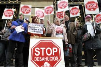 Concentración de Stop Desahucios frente a la sede central de la Kutxa en San Sebastián. EFE/Archivo