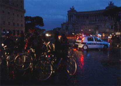 Tan sólo los coches de los más madrugadores iluminaron durante el apagón la Plaza Venecia de Roma. En toda italia, unos 58 millones de personas se vieron afectadas por la falta de corriente eléctrica.