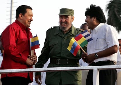 Los fallecidos presidentes de Venezuela Hugo Chávez (izda.) y de Cuba Fidel Castro (centro) con el presidente boliviano durante un evento en la Plaza de la Revolución en La Habana, el 29 de abril de 2006. Los líderes firmaron un acuerdo comercial y de integración y se comprometieron a luchar contra los pactos de libre comercio de Estados Unidos en la región de América Latina.