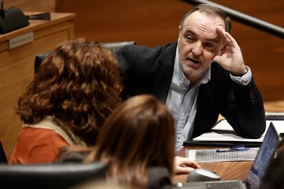 El presidente y parlamentario de UPN, Javier Esparza, durante el pleno del Parlamento de Navarra que celebró este jueves.