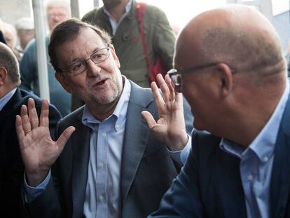 Mariano Rajoy charla con Baltar en una visita electoral al municipio de Avión.