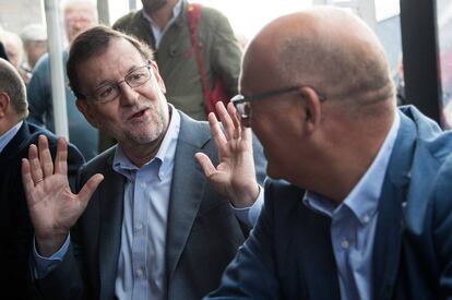 Mariano Rajoy charla con Baltar en una visita electoral al municipio de Avión.