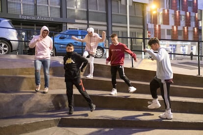 Cantidad de grupos urbanos adolescentes prefieren bailar en las calles que hacerlo en una discoteca ligth. 'Elshuflle' es un estilo de baile basado en el 'footwork' (bailar con los pies) que se está haciendo viral. En la imagen, Adrián (arriba, centro) , Víctor y Marcos (en la segunda fila de izquierda a derecha). Frank y Martí (abajo de izquierda a derecha).