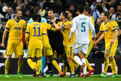 El portero de la Juventus Gianluigi Buffon se mostró muy duro con el colegiado inglés Michael Oliver por el penalti pitado en el minuto 93 y que les costó la eliminación en los cuartos de final de la Liga de Campeones ante el Real Madrid y aseguró que "un ser humano no puede pitar una cosa así a menos que tenga un cubo de basura en lugar de corazón".