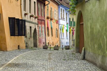 Una calle del barrio histórico de Sighisoara, en la región de Transilvania (Rumanía)
