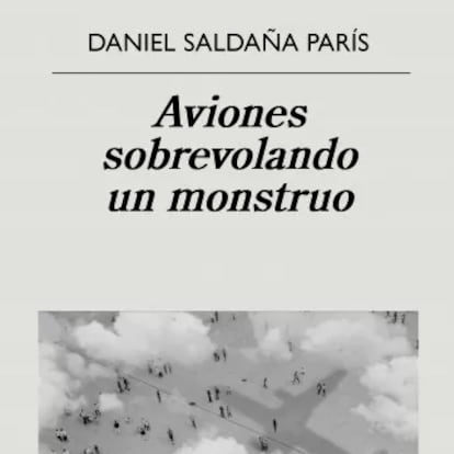 Aviones sobrevolando un monstruo