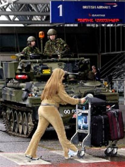 Tropas británicas desplegadas ayer en el aeropuerto de Heathrow.