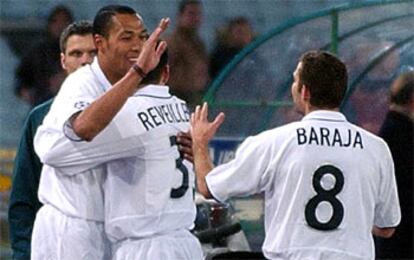 Carew es felicitado por Reveillère y Baraja tras su gol.