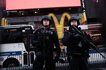 Agentes de policía armados con rifles patrullan en Times Square, en Nueva York, el pasado 7 de diciembre.