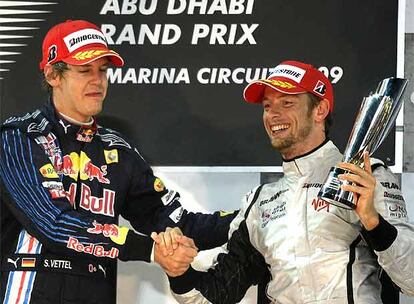 Sebastian Vettel, cencedor en Abu Dabi, felicita al campeón del Mundial Jenson Button.