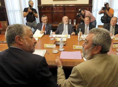José María Fidalgo y Cándido Méndez (en primer término), en su reunión de ayer con Solbes.