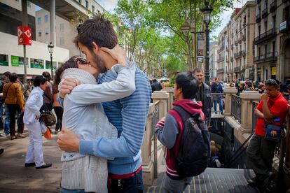 Una pareja besándose en Las Ramblas, en 2008.