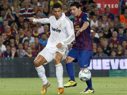 Cristiano y Messi disputan el balón en la Supercopa de 2011.