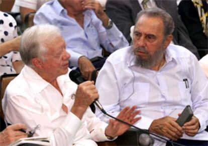 Castro escucha al ex presidente Carter durante su visita a un centro de biotecnología en La Habana.