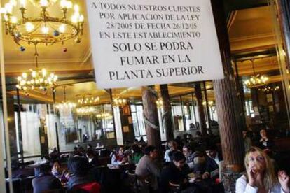 Advertencia en el interior de una cafetería del centro de Madrid.