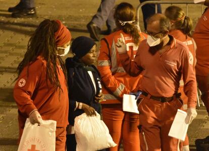 Una mujer recibe indicaciones por parte de la Cruz Roja tras el desembarco, el 26 de agosto de 2018, en Catania.  