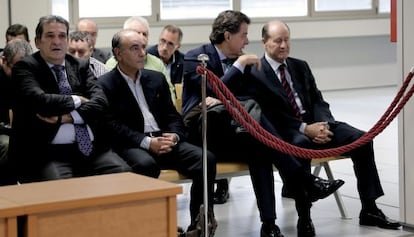 Antonio Rincón, primero por la izquierda en el banquillo de los acusados.