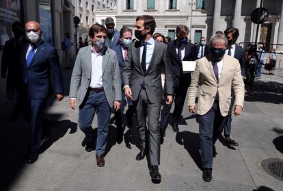 El alcalde de Madrid, José Luis Martínez-Almeida y el líder del PP, Pablo Casado, en el Congreso.