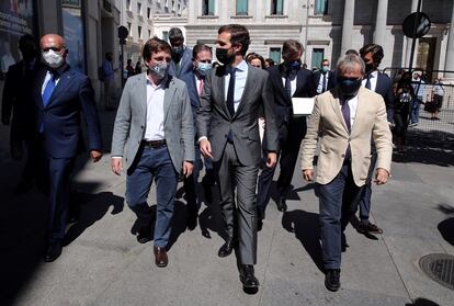 El alcalde de Madrid, José Luis Martínez-Almeida y el líder del PP, Pablo Casado, en el Congreso. 