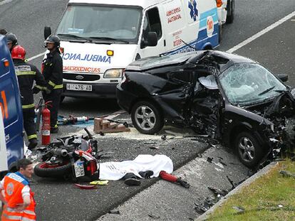 Estado en el que quedó el turismo accidentado  en en la vía rápida del Salnés, cerca de Meis al colisionar con dos motos.