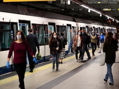 Usuarios del Metro de Madrid con mascarilla, este lunes.