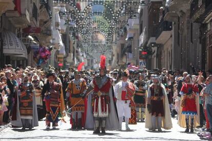 Desfile de La gloria, en Alcoi, que marca el inicio de las fiestas de Moros y Crisitanos.