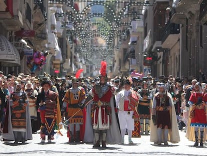 Desfile de La gloria, en Alcoi, que marca el inicio de las fiestas de Moros y Crisitanos.