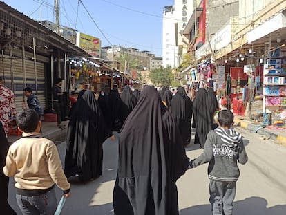 Un grupo de mujeres, ataviadas con niqab, caminan por Kerbala, una ciudad conservadora del sur de Irak.