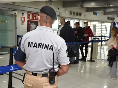 Un elemento de la Secretaría de Marina vigila las instalaciones del Aeropuerto Internacional de la Ciudad de México.