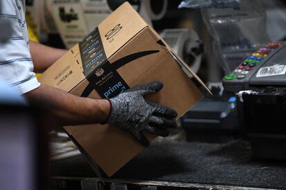 Un trabajador de Amazon prepara un pedido en un almacén de la empresa en Baltimore (Maryland, EE UU).