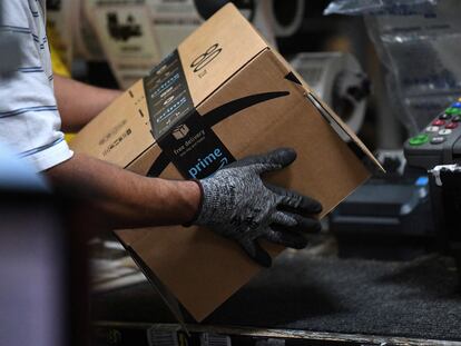 Un trabajador de Amazon prepara un pedido en un almacén de la empresa en Baltimore (Maryland, EE UU).